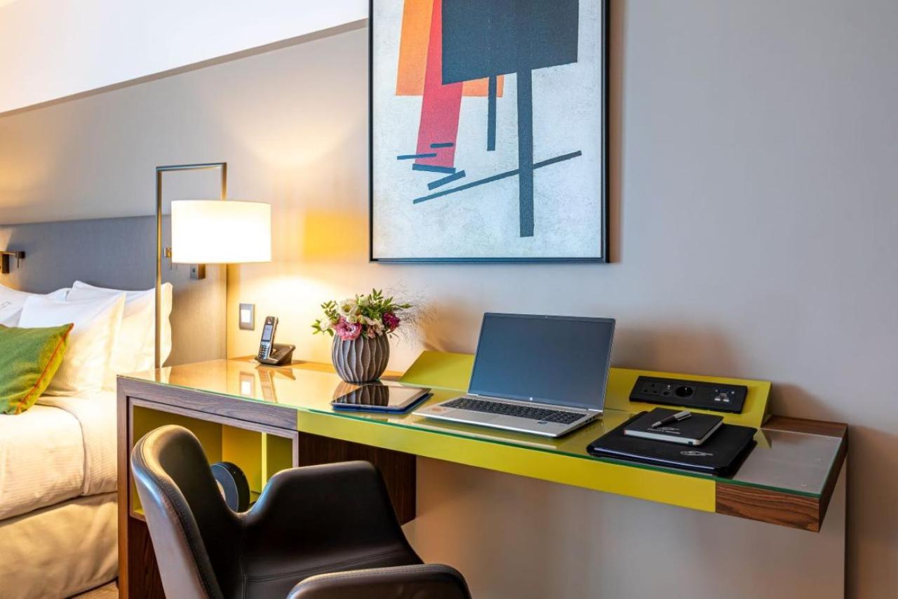 Fraser Suites Paris La Defense Κουρμπεβουά Εξωτερικό φωτογραφία A work desk in a hotel room