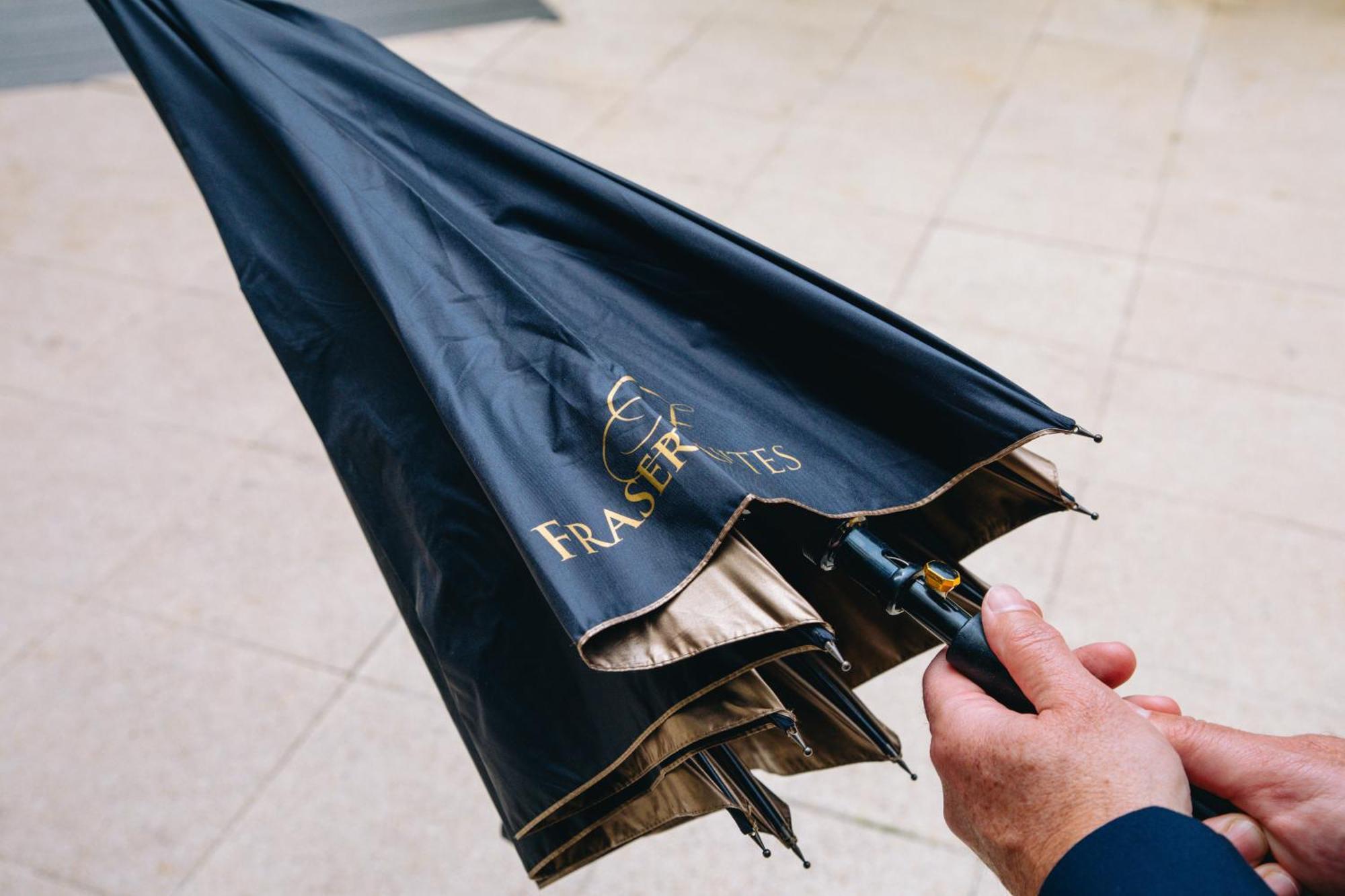 Fraser Suites Paris La Defense Κουρμπεβουά Εξωτερικό φωτογραφία A closed inverted umbrella