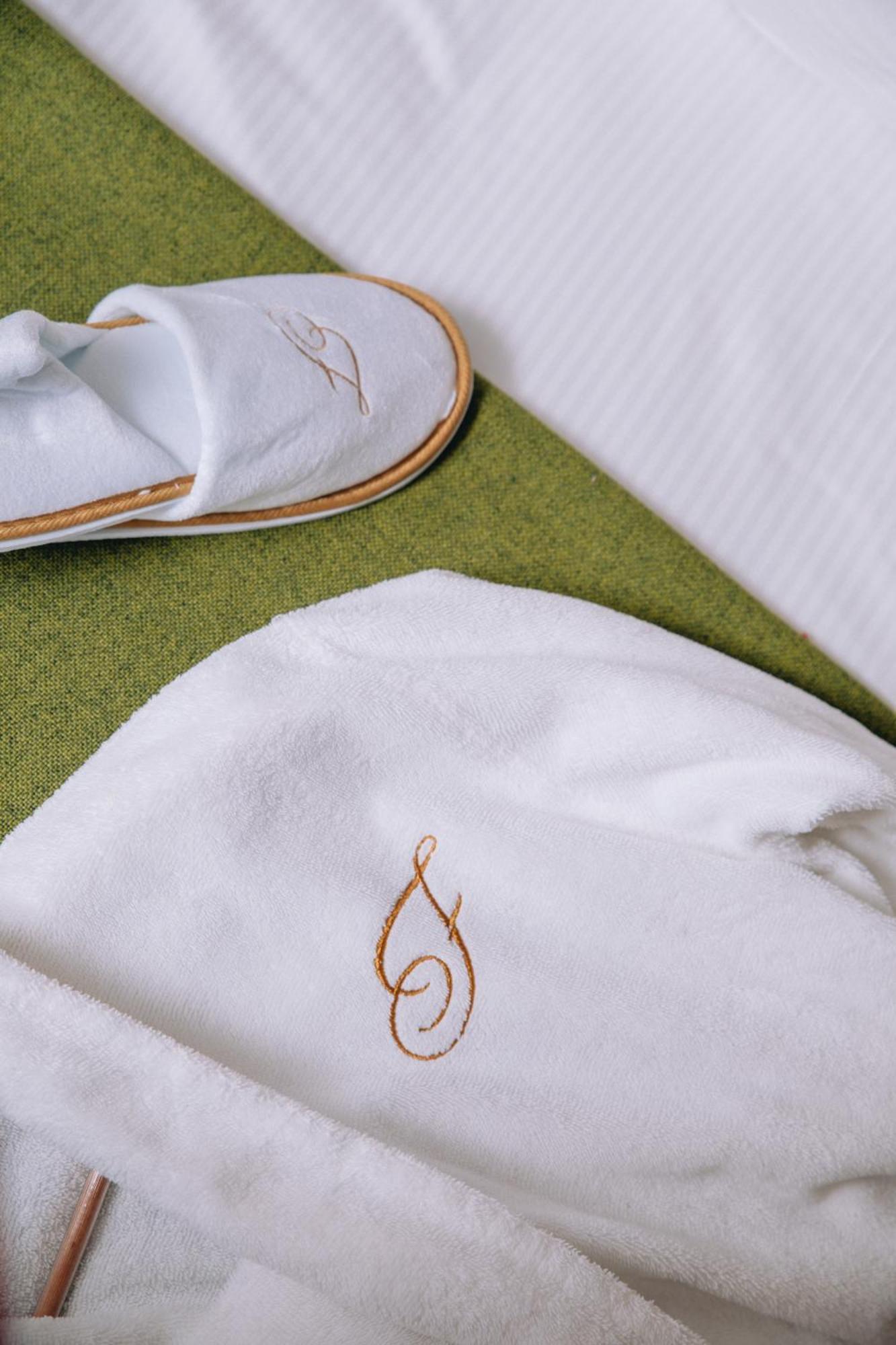 Fraser Suites Paris La Defense Κουρμπεβουά Εξωτερικό φωτογραφία A detail of the embroidered shirt worn by the winner of the 2011 Tour de France.