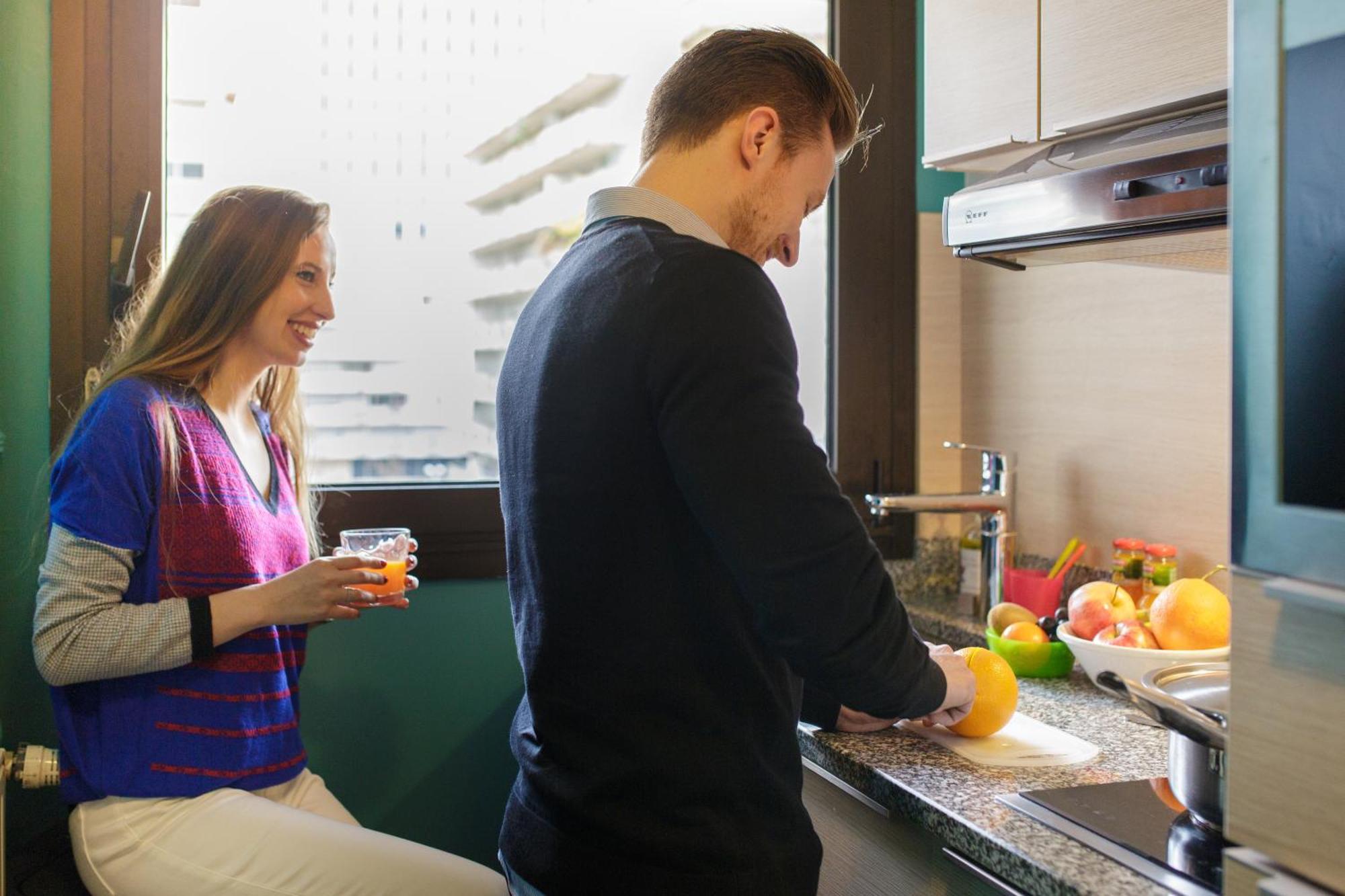Fraser Suites Paris La Defense Κουρμπεβουά Εξωτερικό φωτογραφία A couple cooking together