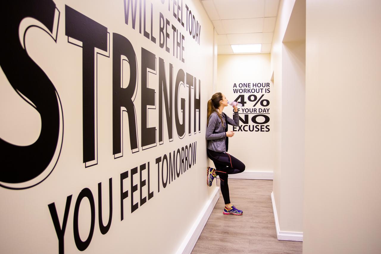 Fraser Suites Paris La Defense Κουρμπεβουά Εξωτερικό φωτογραφία A woman working out at a gym
